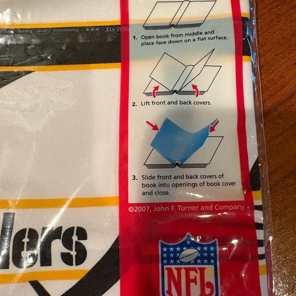 Pittsburgh Steelers Stretchable Book Cover - Picture 2 of 3